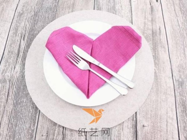 Tutorial on making heart-shaped napkins for Valentines Day Candlelight Dinner