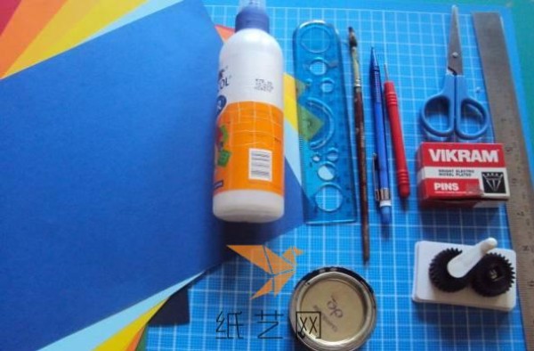 Use quilled paper to transform an old vase at home. A tutorial on how to make a beautiful quilled paper vase.