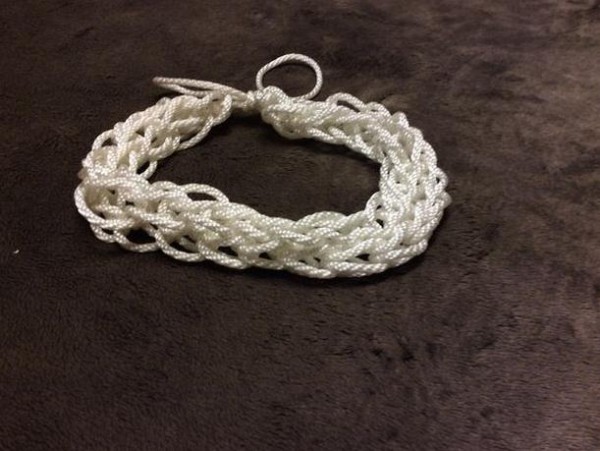 Tutorial on making beautiful bracelets with finger-assisted knitting