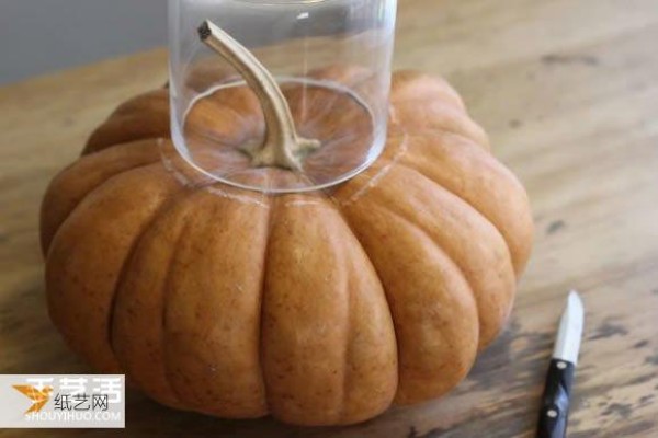 How to make a personalized Thanksgiving vase using pumpkins