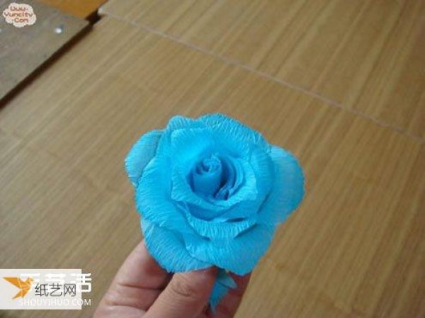 How to make roses from crepe paper by hand