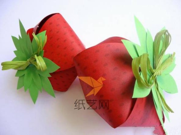 Tutorial on how to make cute strawberry-shaped Christmas gift packaging