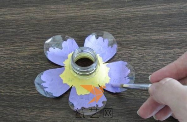 Tutorial on making plastic flowers for New Year decoration