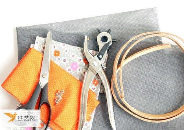 Detailed illustrated tutorial on how to make a beach bag using window screen netting