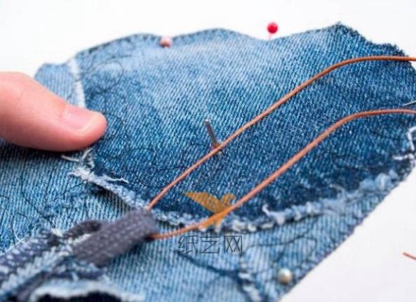 DIY tutorial on transforming old clothes into old jeans and using waste materials to make flip-flops