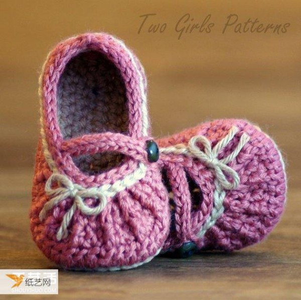 Step-by-step pictures of hand-made super Q wool knitted baby shoes