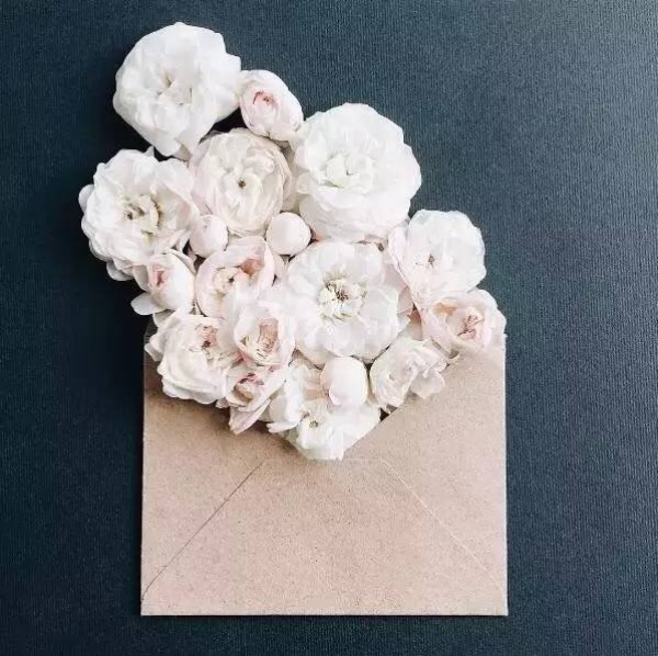 A piece of paper and a few flowers give you the most beautiful love letter