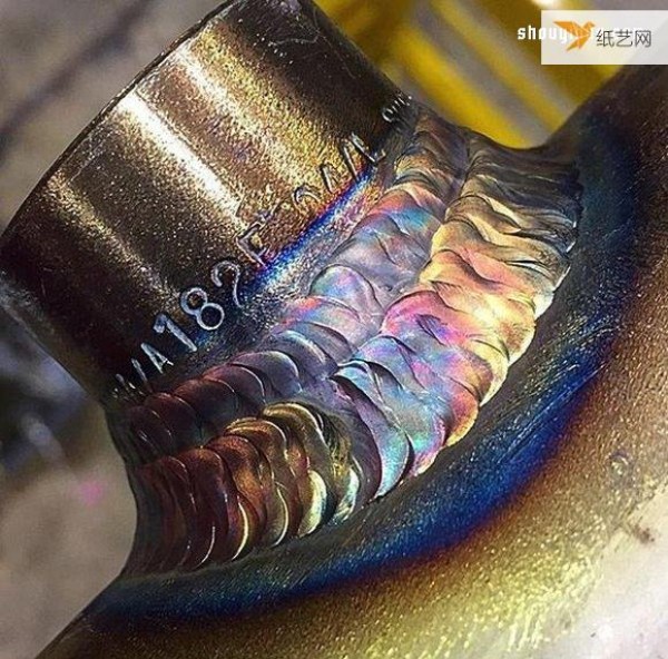 Use welding technology to burn out a magical rainbow on the metal pipe