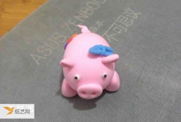 Find some illustrations of how to hand-knead personalized pink pigs from ultra-light clay