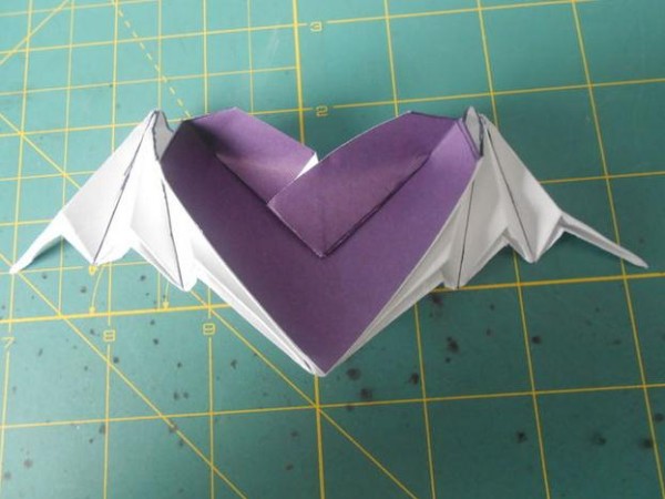 A step-by-step tutorial on how to make the little devil’s origami heart bat