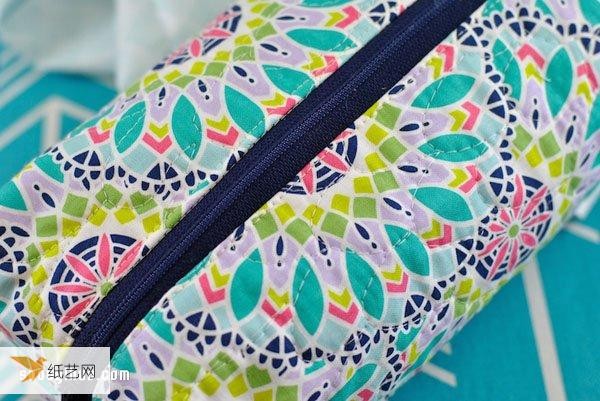 Tutorial on how to make a patchwork-style zipper bag that can be used as a cosmetic bag, pencil case or tool bag