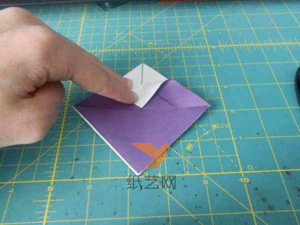 A step-by-step tutorial on how to make the little devil’s origami heart bat