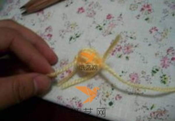 Tutorial on making five-petal plum blossoms made of yarn