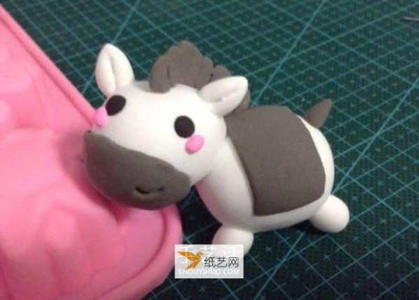 Illustration of making a cartoon pony using some super light clay