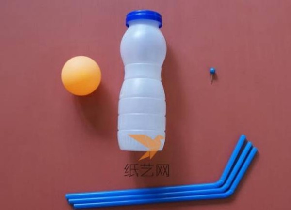 Use waste beverage bottles to make cute helicopter toys