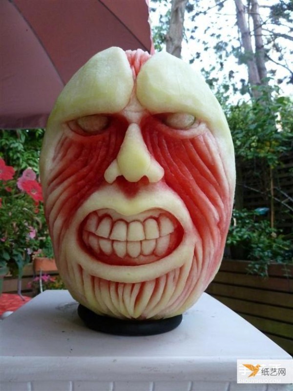 Appreciate the creative looking fruit carvings and melon carvings