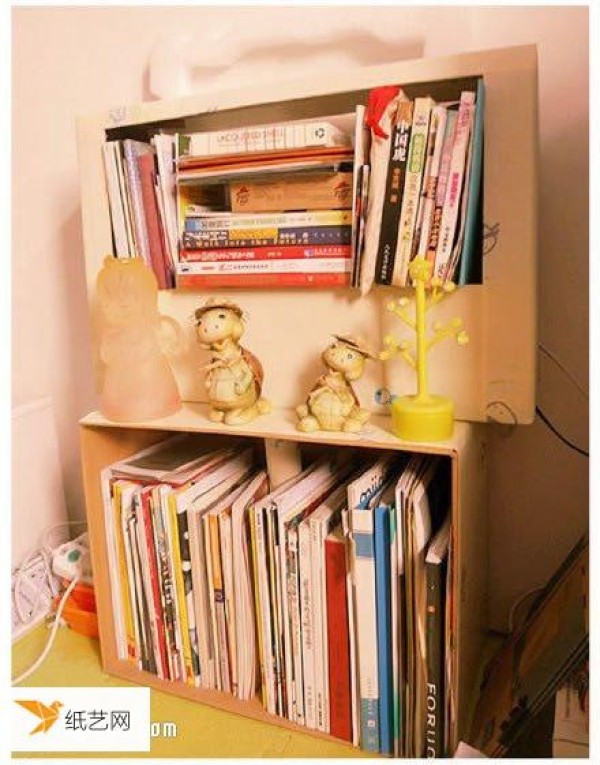 Tutorial on how to transform discarded cardboard boxes into simple bookshelf