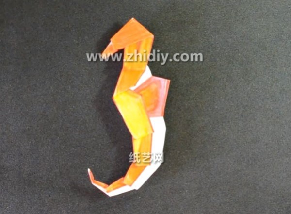 Origami video tutorial for simple and creative origami seahorse