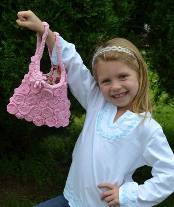 Tutorial on how to make a beautiful flower handbag by transforming old clothes into clothes