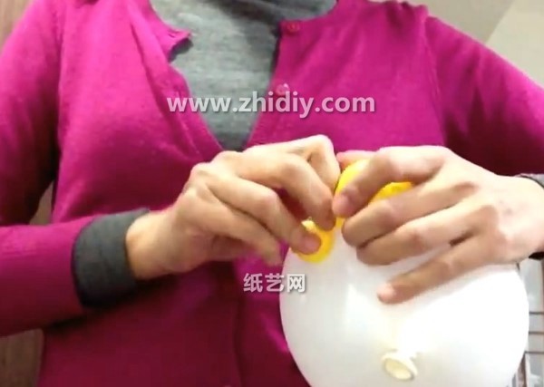 Tutorial on how to make a cute chick balloon shape