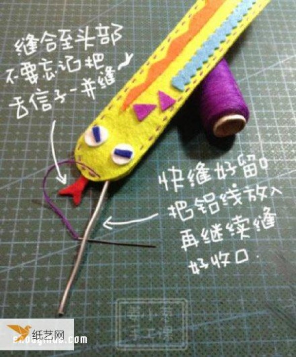 Tutorial on making cute and personalized snake bookmarks by hand using non-woven fabrics