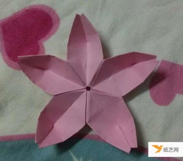 Illustrated tutorial on how to fold and make a five-petal cherry blossom