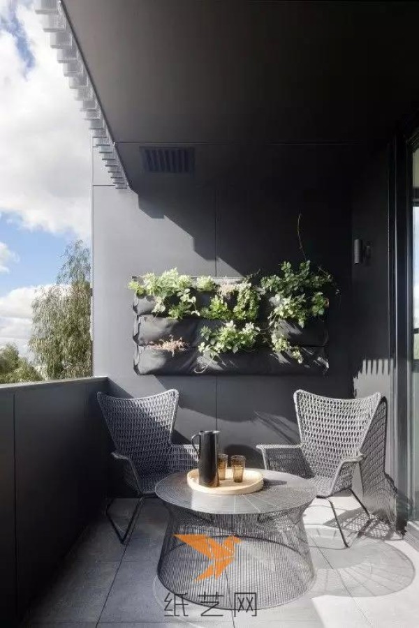 The young housewife renovated her balcony and had an extra garden in minutes!