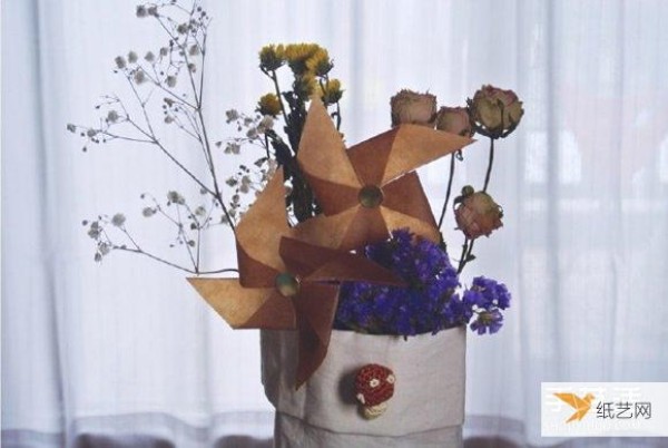 Illustrated tutorial on how to make a beautiful paper windmill that can be blown by hand