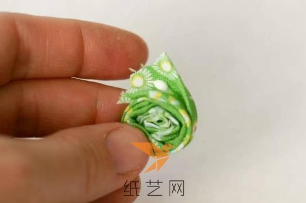 Tutorial on making simple and beautiful fabric rose hairpins for Children’s Day gifts