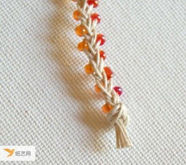 The weaving method of the two-color beaded bracelet feels particularly cute and fresh