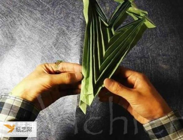 Use a piece of paper folding folding Illustrated tutorial of Sansheng rose