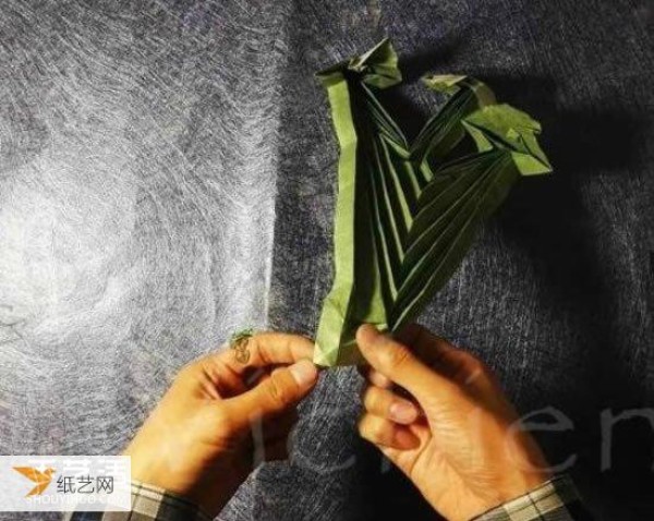 Illustrated tutorial on folding a Sansheng rose from a piece of paper