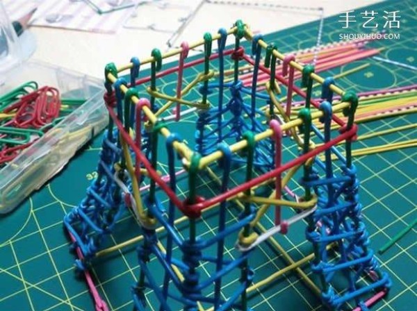 Tutorial on making a model of the Eiffel Tower using paper clips