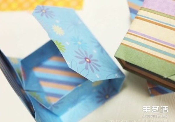 A very simple illustrated folding method for making a rectangular gift box