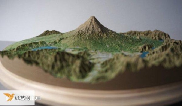 Make a paper model of Mount Fuji by hand according to the contours layer by layer.