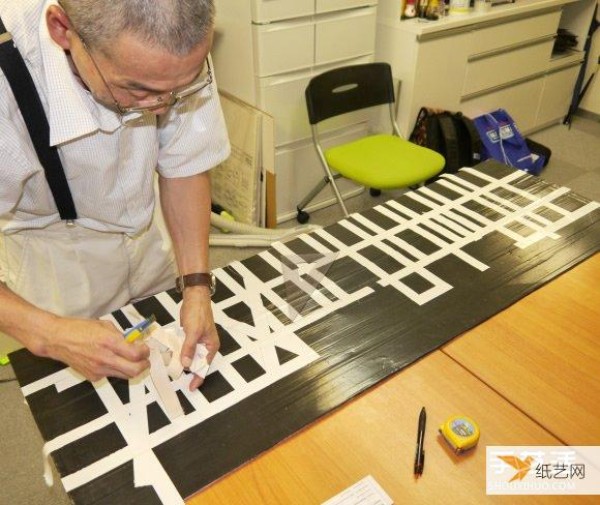 Tape can also be used to make signs. Japanese handicraft expert cuts and pastes to rejuvenate the body