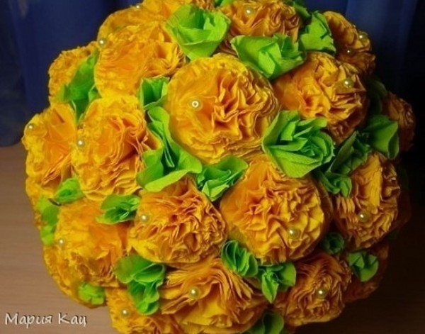 Tutorial on how to make simple decorative paper flower balls from crepe paper