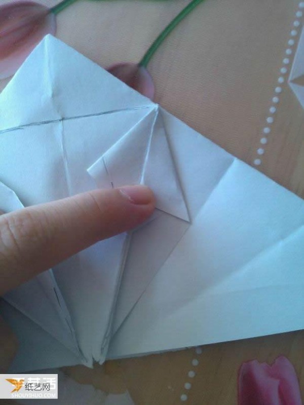 Step-by-step illustration of how to use origami to fold a cute grand piano