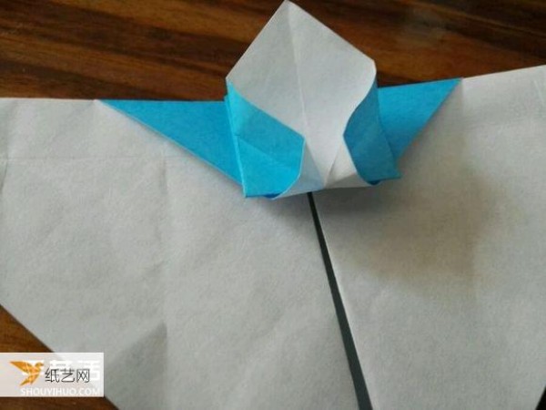 Illustrated tutorial showing how to fold a paper snowman by hand