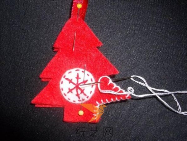 Tutorial on how to make cute Christmas tree ornaments made of non-woven fabrics