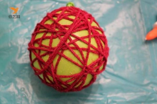 Tutorial on how to make beautiful knitted yarn balls for Christmas decoration