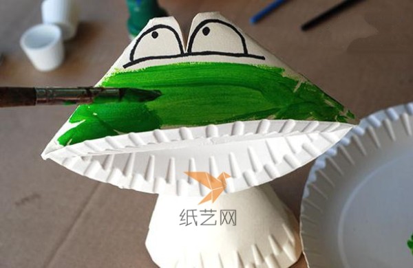 Tutorial on making cute little frogs from disposable tableware