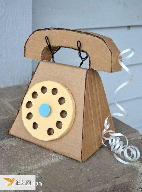 Using cardboard waste to create personalized children’s favorite toys