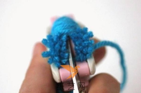 Tutorial on making cute little owl with yarn ball