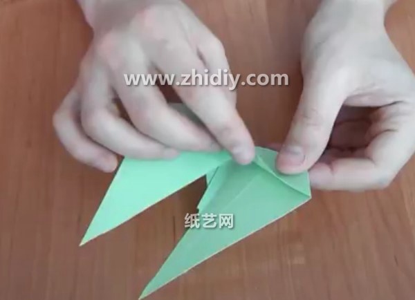 Origami video hand-making tutorial of three-dimensional origami angel