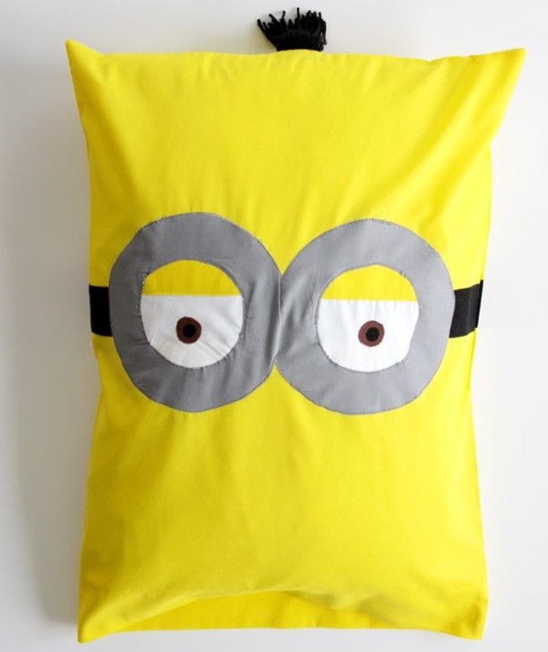 DIY tutorial on making minion pillowcases from patchwork