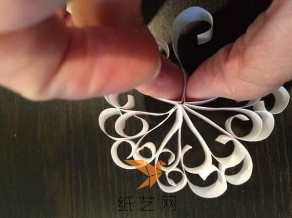 Tutorial on how to make snowflake-like paper quills for New Year decorations