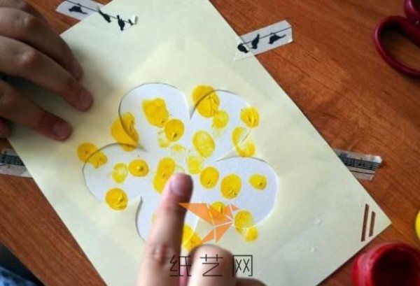 Simple handmade tutorial for children to make Christmas greeting cards