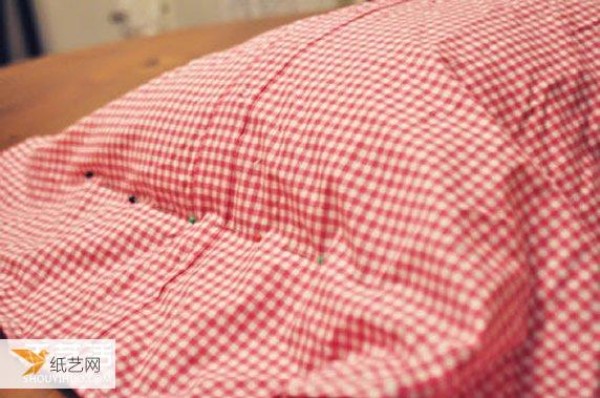 Tutorial on how to transform an old shirt into a personalized pillowcase