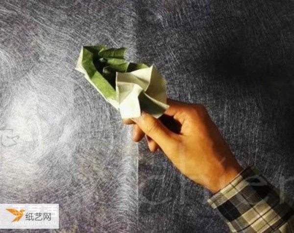 Illustrated tutorial on folding a Sansheng rose from a piece of paper